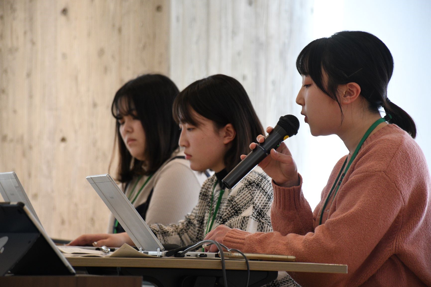 令和６年度成果報告会発表の様子