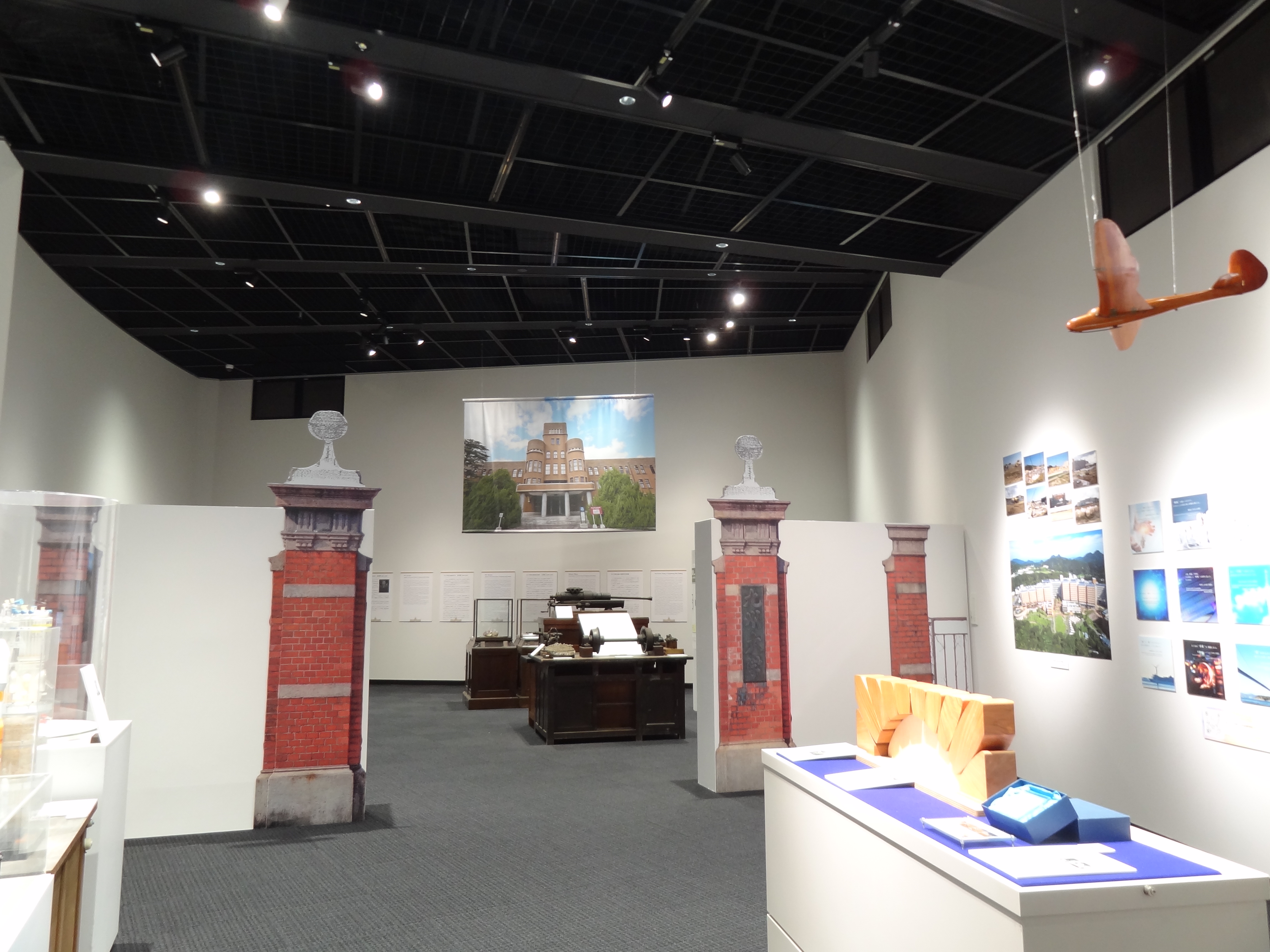 高い天井の展示スペース