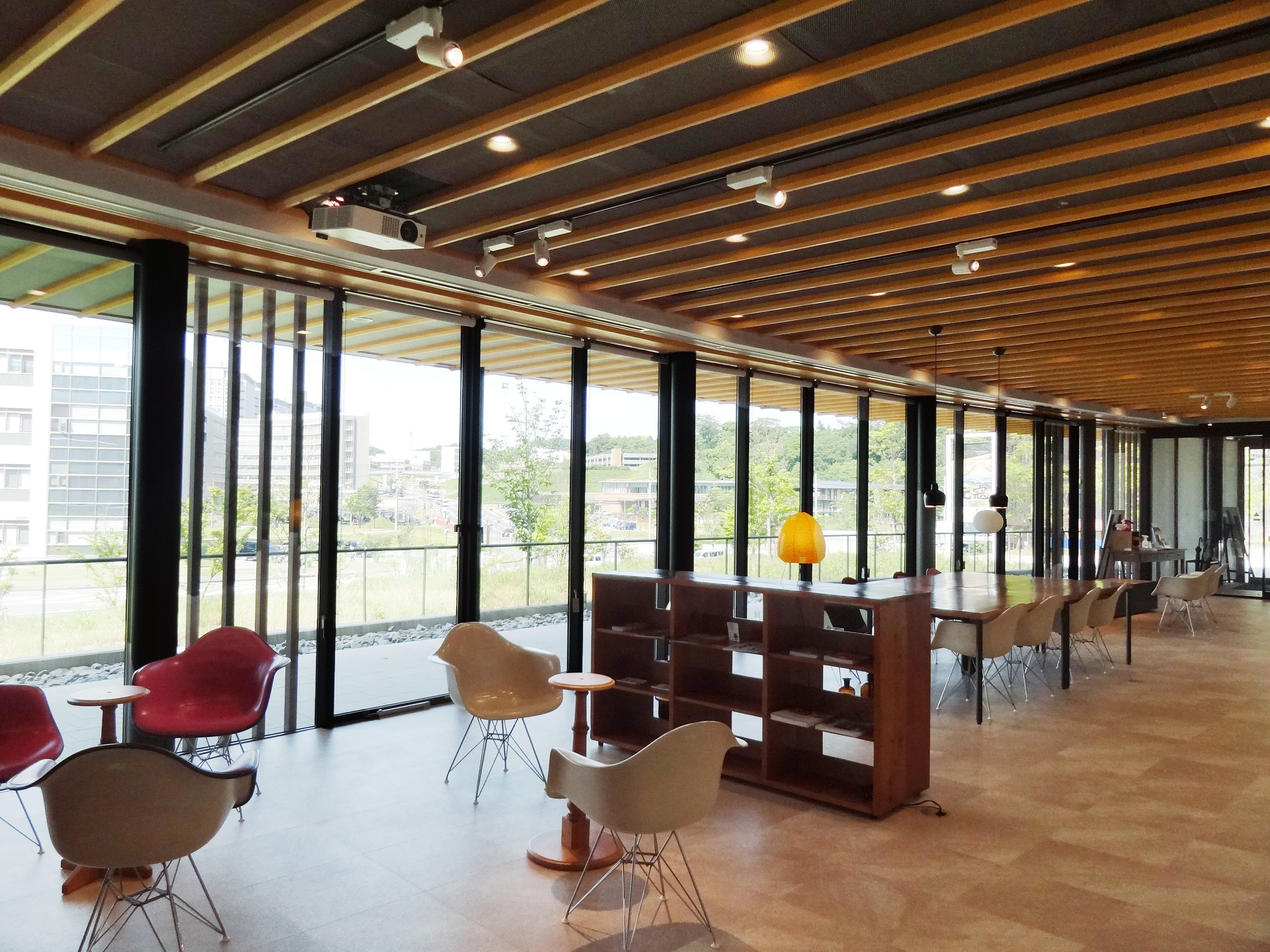 見通しのよい開放的な交流空間