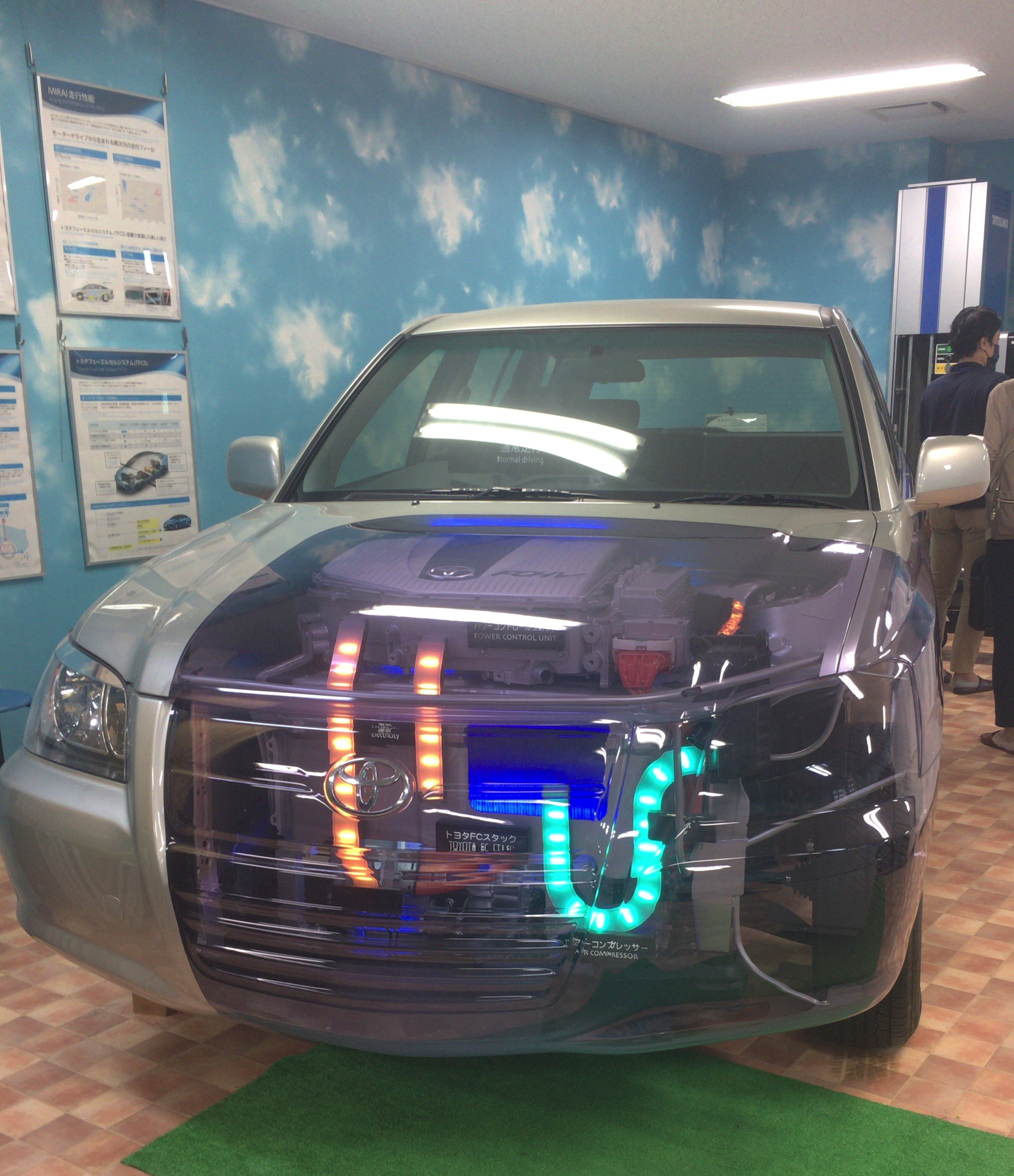 水素社会ショールーム内の展示用車両
