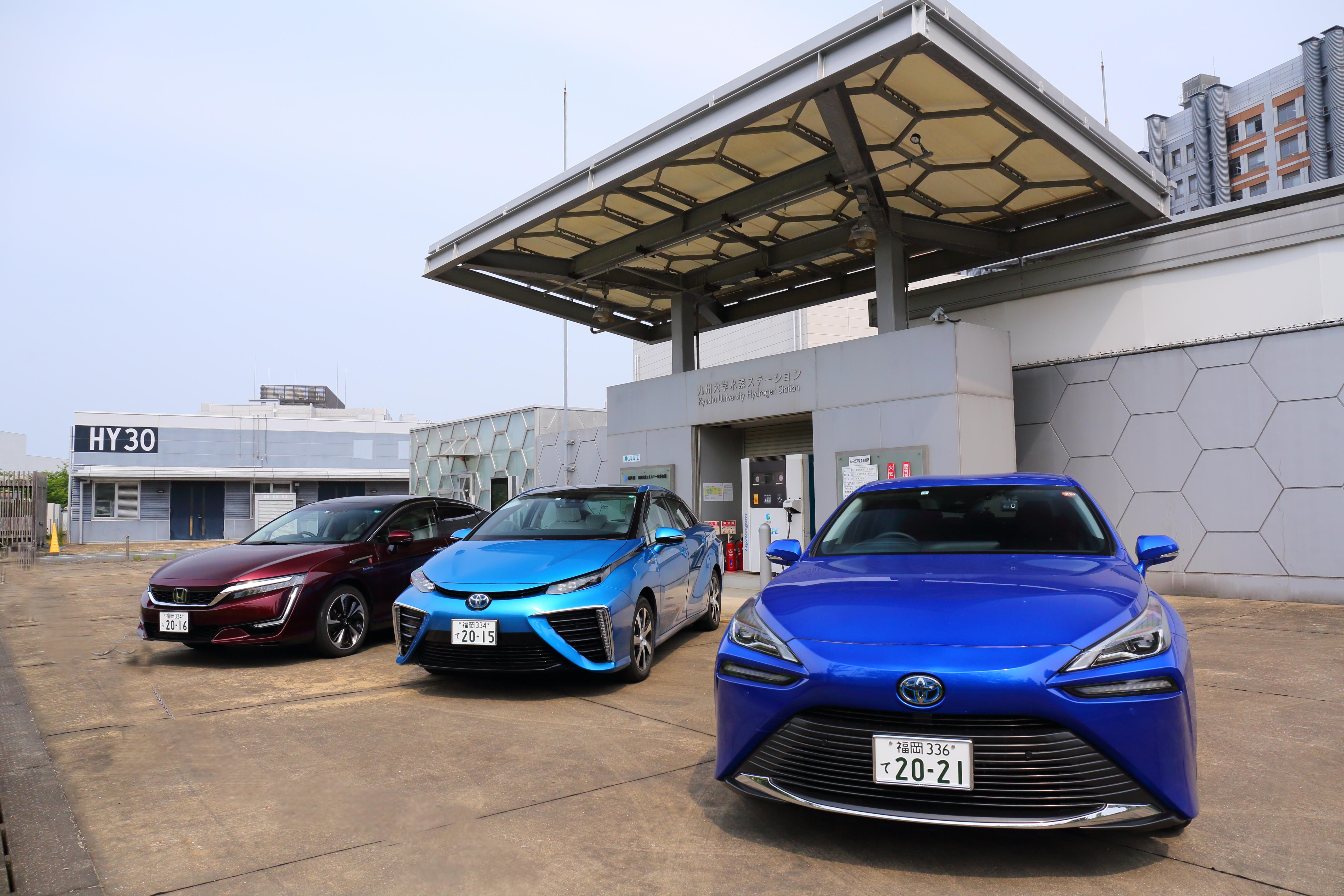 伊都キャンパス内の水素ステーション前に並ぶ燃料電池自動車